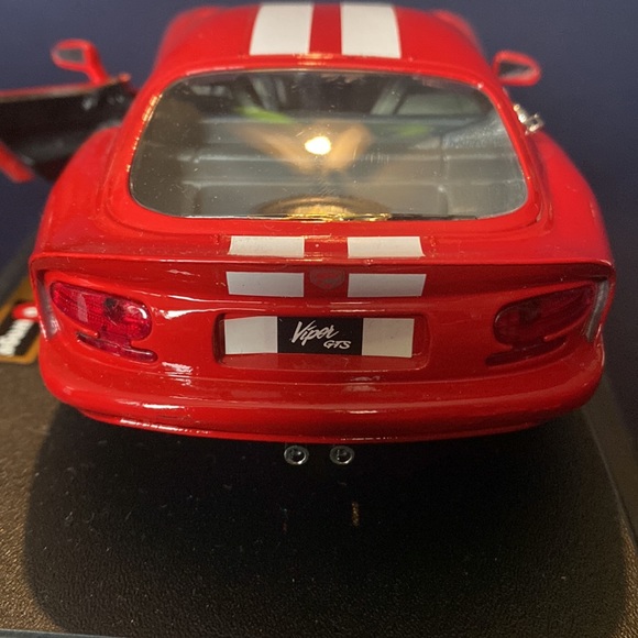 Burago 1997 Viper GTS Coupe - Picture 4 of 9